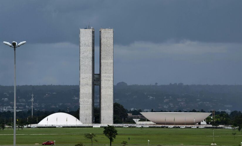 Não se trata de escolher lados entre governos, mas sim entre a diplomacia e o caos
