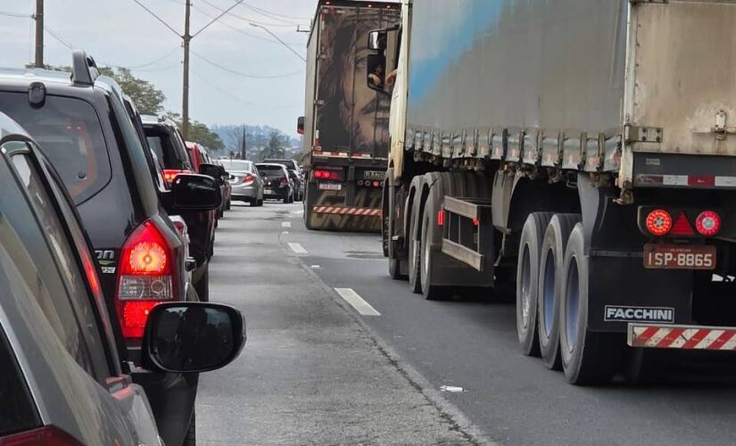 Rodovia Régis Bittencourt travada na tarde deste domingo (22/6) após feriado 
