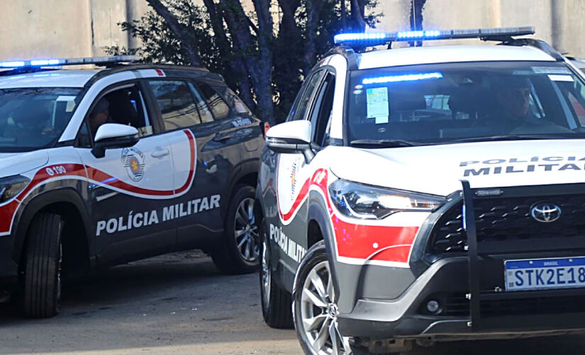 Policiais militares estavam em patrulhamento pela região, quando foram informados por uma testemunha de que um estabelecimento era roubado