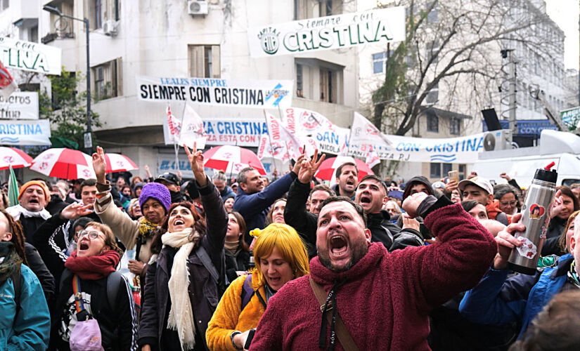 Condenação de Kirchner leva multidão à Praça de Maio