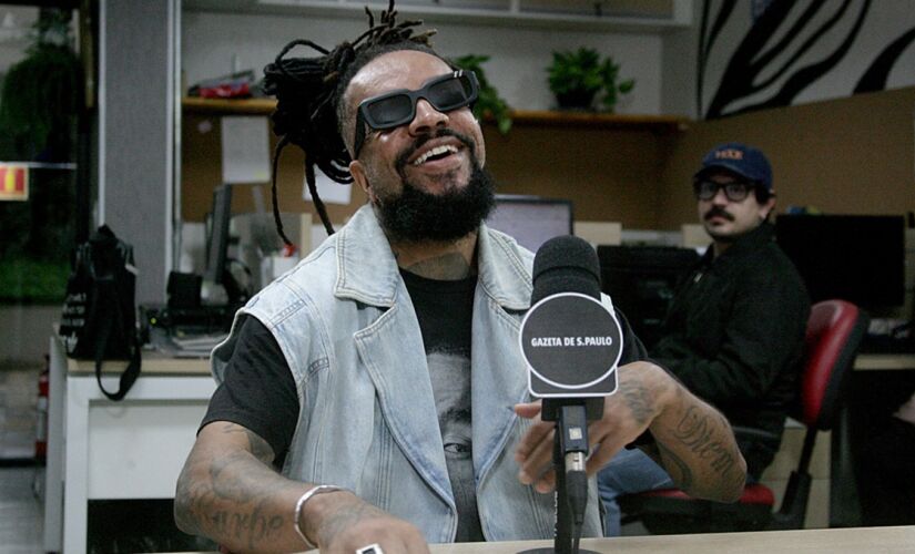O cantor e compositor Rael durante entrevista ao podcast Direto da Gazeta