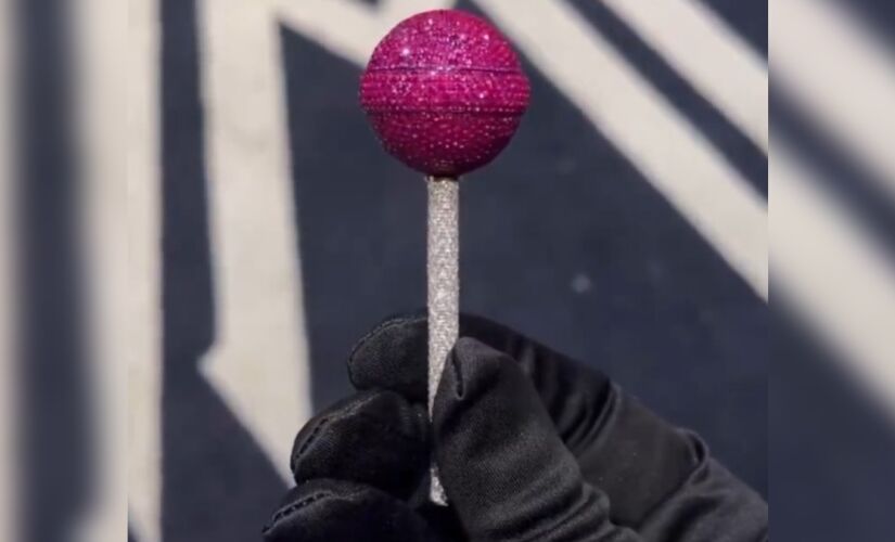 Em tradução literal, o 'pirulito de morango e diamante' foi feito pelo joalheiro das estrelas Alex Moss