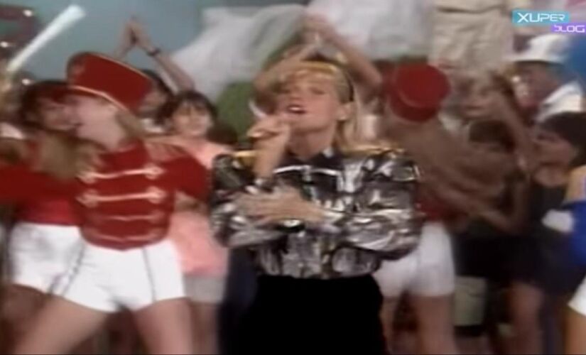 Xuxa cantando seu maior sucesso no seu programa na Globo