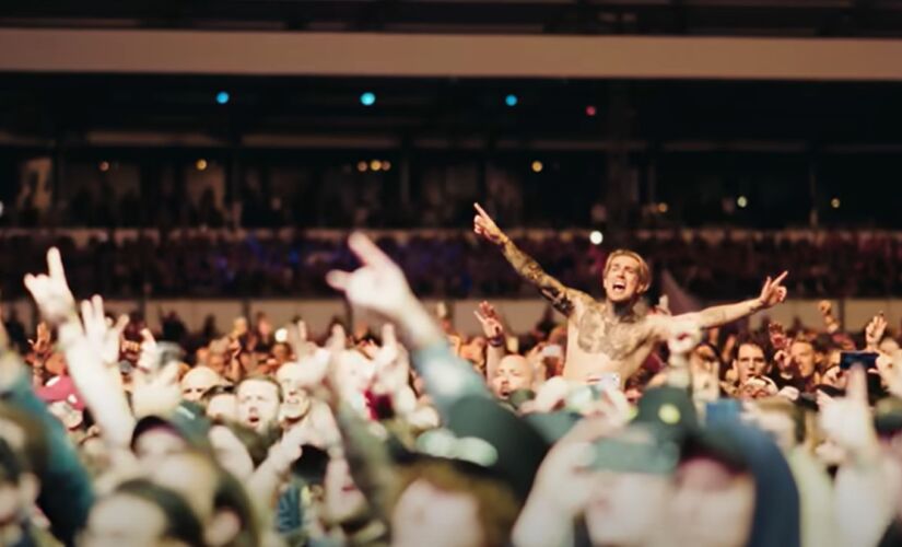 Público de um show do Guns em 2024, nos Estados Unidos