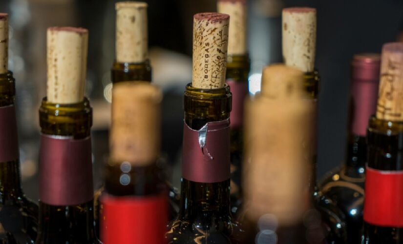 Ao frequentar um restaurante e pedir um vinho, é comum que o garçom apresente a rolha do produto após abrir a garrafa