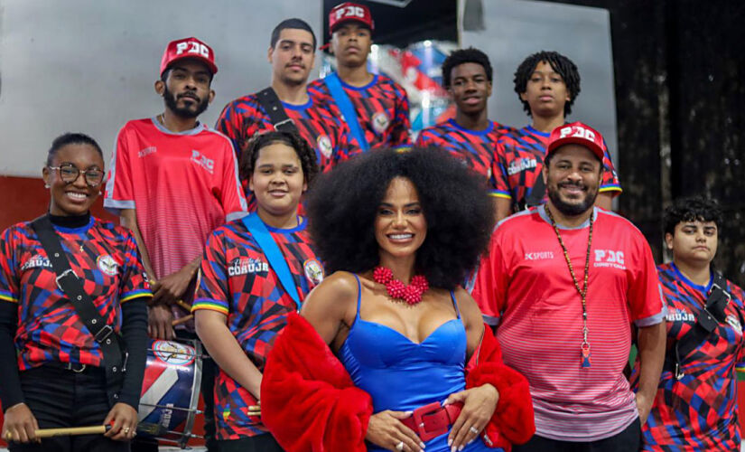 A convite da presidência da Estrela do Terceiro Milênio, a atual musa da campeã carioca Beija-Flor, Sávia David, aceitou ser a nova rainha