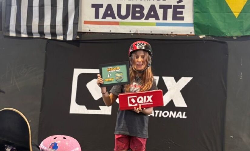 A jovem Scarlett Vilalva, conhecida como Cacá, da cidade de Guarujá, no litoral paulista, ganhou neste fim de semana mais uma etapa paulista de skate, no Itaim Radical, em Taubaté