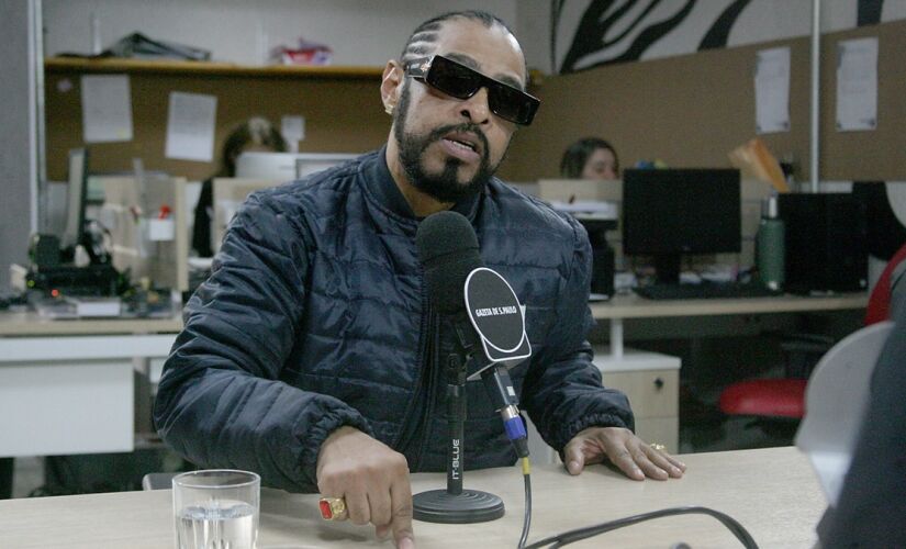 Cantor e compositor Thaíde durante entrevista ao podcast Direto da Gazeta