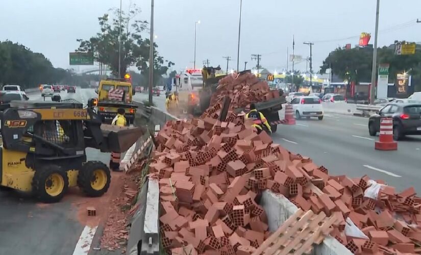 Acidente deixou faixas da Marginal Tietê bloqueadas