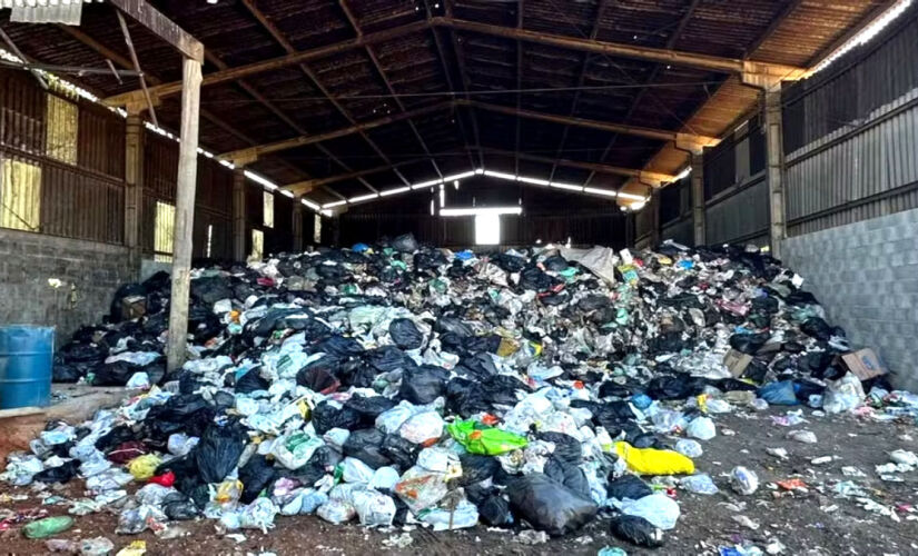 Além das ruas, o local em que os resíduos são separados antes de ir até o aterro sanitário de Conchal também está cheio