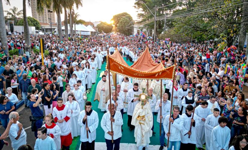 Tapetes são montados no centro de Matão, que faz o evento há 77 anos