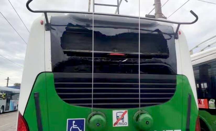 Vandalismo atinge frota municipal e força recolhimento de ônibus às garagens