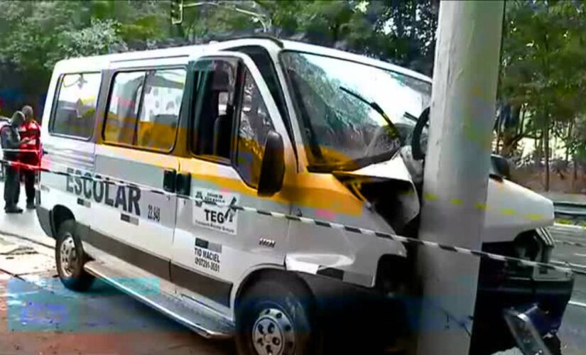 Segundo informações do Corpo de Bombeiros, o veículo colidiu com um poste na rua Coronel Meireles