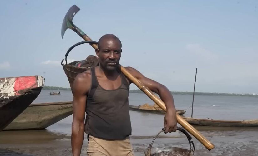 Na Índia, trabalhadores podem ganhar até quatro vezes o salário médio do país por uma carga de areia 