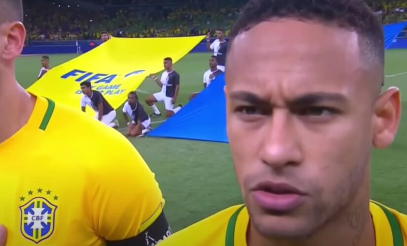 Neymar e outros jogadores iniciaram uma campanha nas redes sociais pedindo o fim dos campos com grama sintética