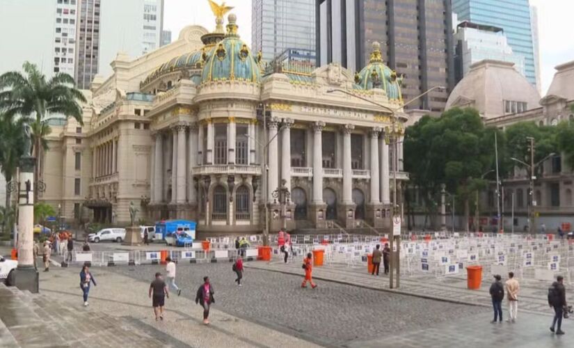 Corpo da cantora chegou ao Theatro por volta das 7h desta sexta (25/7)