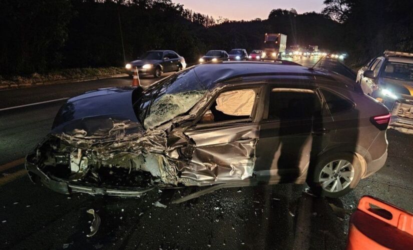 Carro do cantor ficou destruído, mas ele e o outro ocupante saíram ilesos