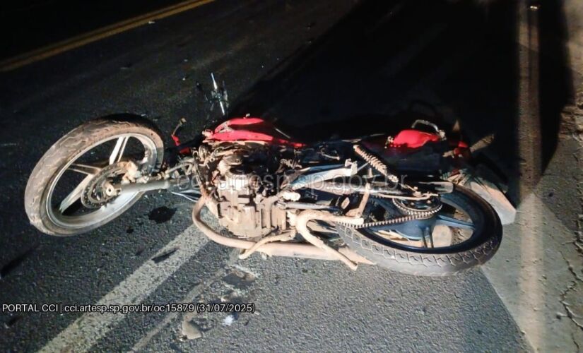 Motocicleta trafegava na via quando invadiu a pista contrária e colidiu frontalmente com a carreta