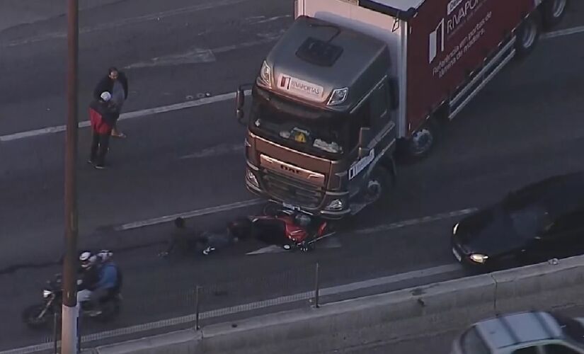 Somente a faixa da esquerda ficou disponível, o que provocou grande congestionamento na região