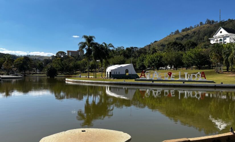 Parte do Circuito das Águas Paulista e vizinha de Minas Gerais, a cidade combina o charme do interior com estrutura de cidade turística, sendo ideal tanto para quem busca relaxamento quanto para os que preferem atividades ao ar livre.