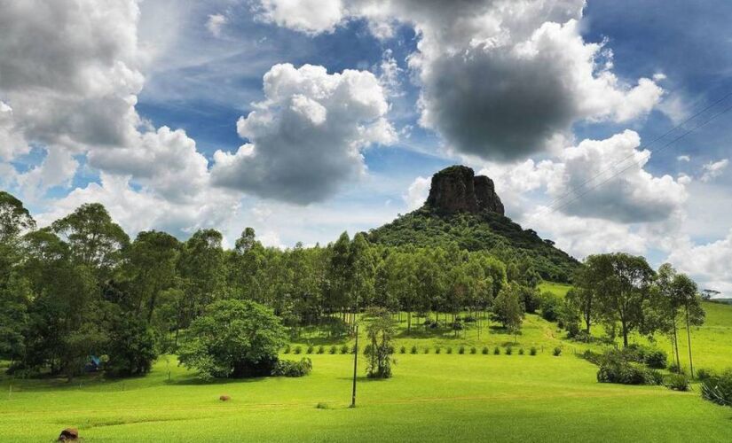 Analândia está localizada a cerca de 224 km da capital paulista e a 130 km de Campinas.
