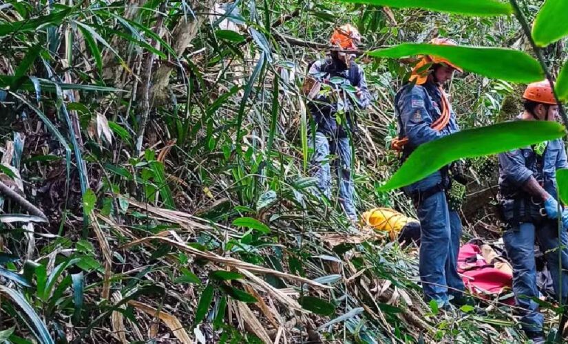 Vítima bateu em árvores e caiu de uma altura de 40 metros