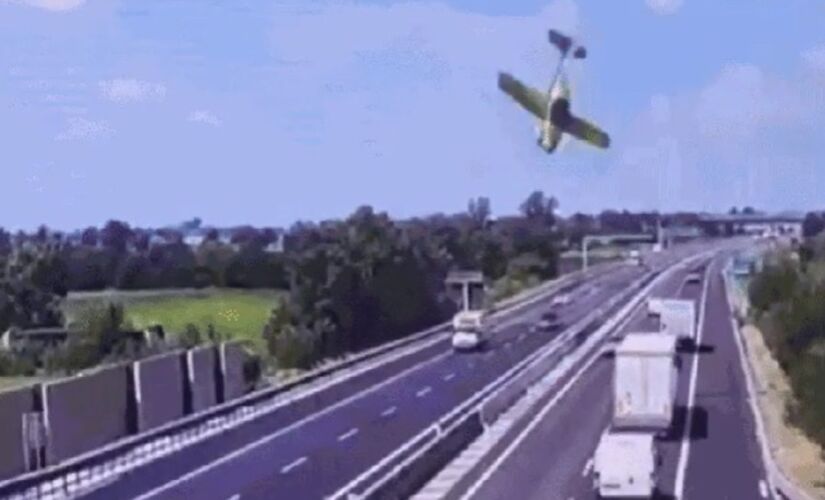 Carros circulam em ambos os sentidos quando um avião cai verticalmente e atinge a rodovia