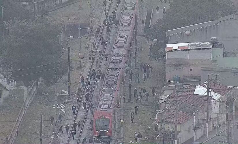 Passageiros precisaram caminhar sobre os trilhos 