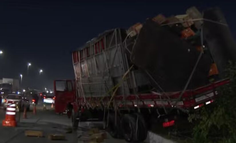 Caminhão pega fogo perto da Ponte da Aricanduva e, ao tentar fugir, auxiliar do motorista é atropelado e morre
