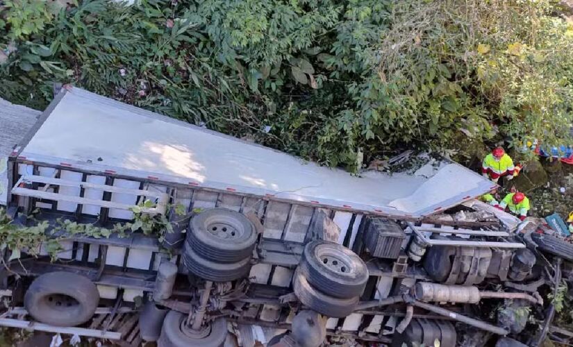 Acidente aconteceu no quilômetro 82, na divisa entre Bertioga, no litoral de São Paulo, e Biritiba Mirim, em Mogi das Cruzes
