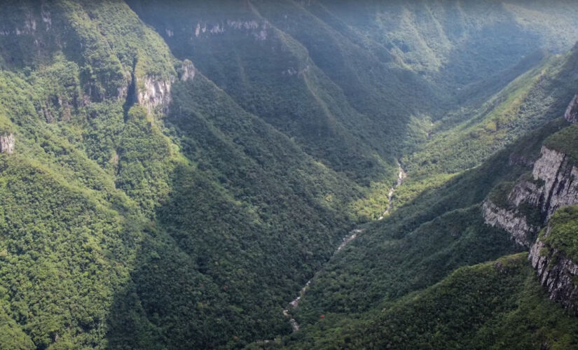 Entre nuvens e paredões imponentes, o Cânion Fortaleza revela a grandiosidade da natureza no extremo sul do Brasil.
