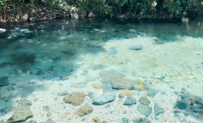 Água azul turquesa encanta visitantes