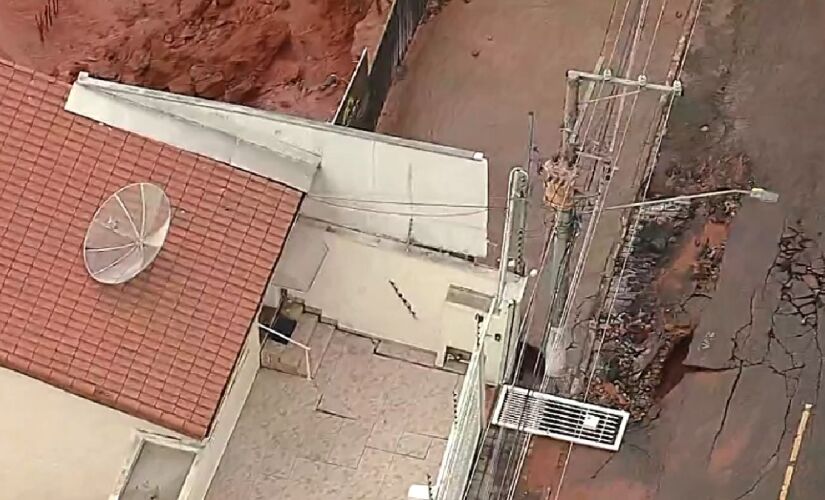 Ruptura da rede aconteceu por volta das 5h na rua Chico de Paula