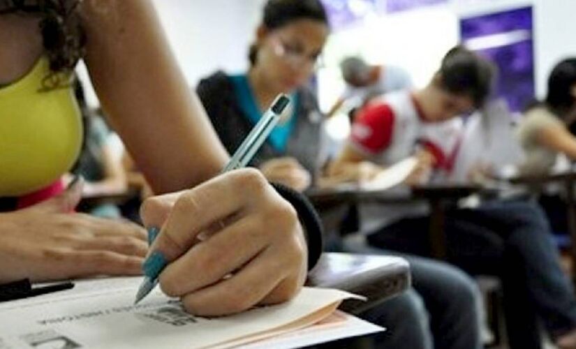 Segundo o edital, as oportunidades são para os cargos de: Auxiliar de Farmácia (1 vaga); Auxiliar de Saúde Bucal (2 vagas); Cuidador Social (4 vagas); Fonoaudiólogo (1 vaga); Terapeuta Ocupacional (1 vaga)