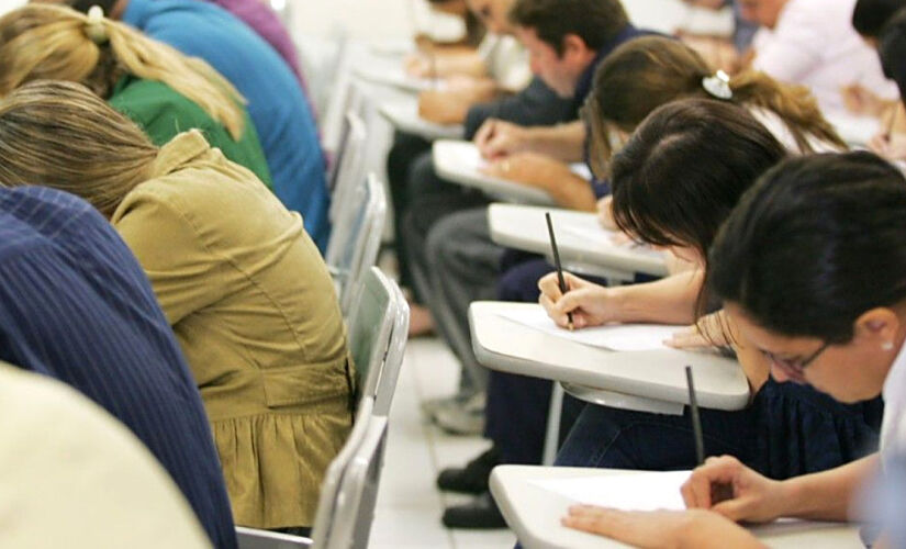 Salários variam de R$ 2.041,34 a R$ 3.997,35, e os aprovados contarão ainda com benefícios como vale-transporte, assistência médica e vale alimentação no valor de R$ 220, conforme o cargo