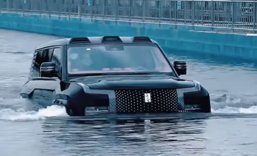 O carro flutua enquanto segue seco por dentro.