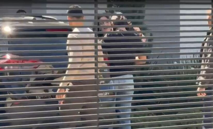 Momento em que Damares Alves chega na casa de Michelle Bolsonaro