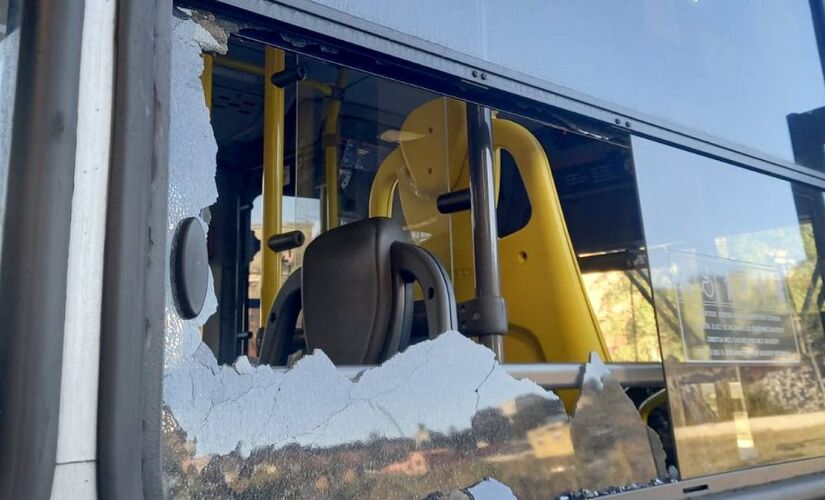 Ônibus atacado em Cotia, na Grande São Paulo