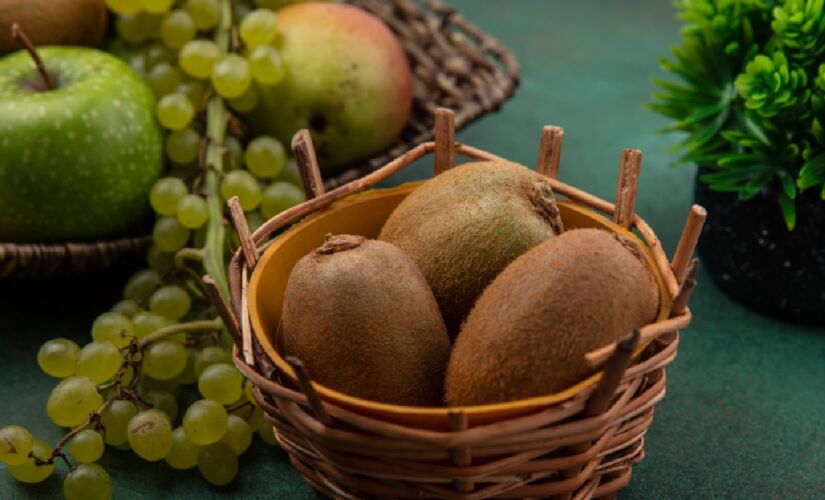 Fruta cítrica bem comum no Brasil, o kiwi é consumido principalmente misturado de outras frutas quando o objetivo é chegar a um sabor mais azedo