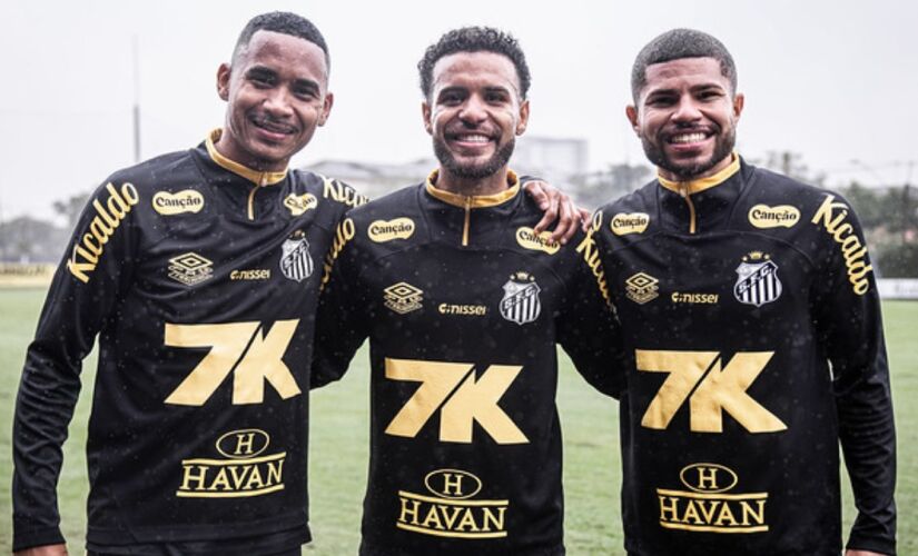 Atacantes Leleti e Lipão e o meia Jeffinho treinam junto ao elenco do Santos no CT Rei Pelé