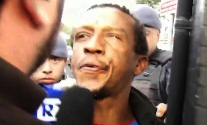 Agressão foi cometida pelo suspeito na tarde desta quinta-feira (24/7) durante sua chegada na delegacia