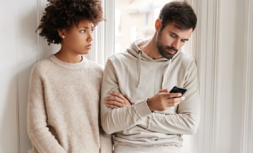 'Phubbing' define a atitude de ignorar uma pessoa próxima para usar o celular