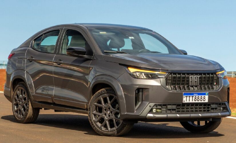 Com versões híbridas em alta, SUV da Fiat estreia nova grade, teto solar e conectividade aprimorada
