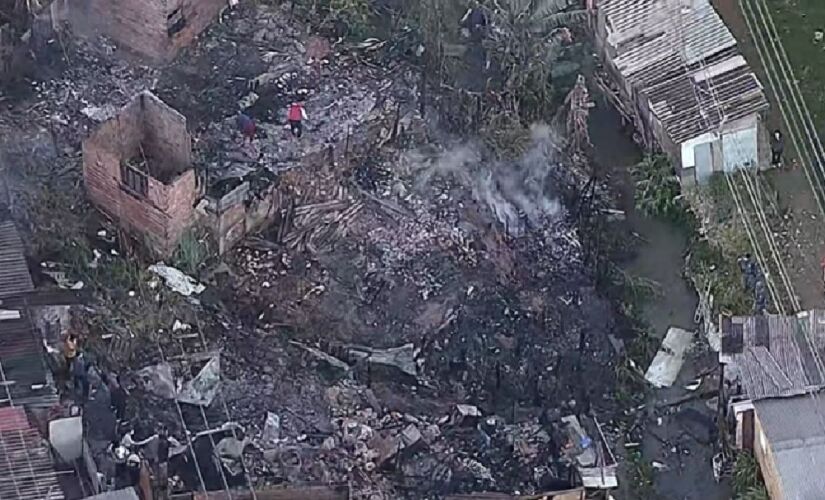 Mais de 10 casas foram atingidas pelo incêndio