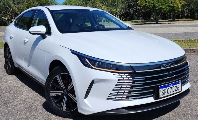 Modelo plug-in importado da China rapidamente tomou o posto de sedã híbrido mais vendido do país