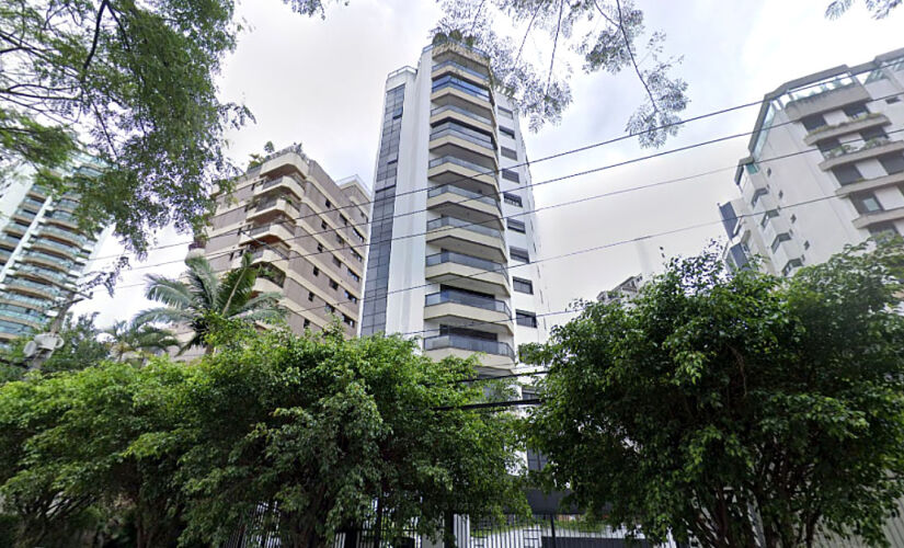 Apartamento de alto padrão tem 5 vagas de garagem e lance mínimo pela metade do valor de mercado