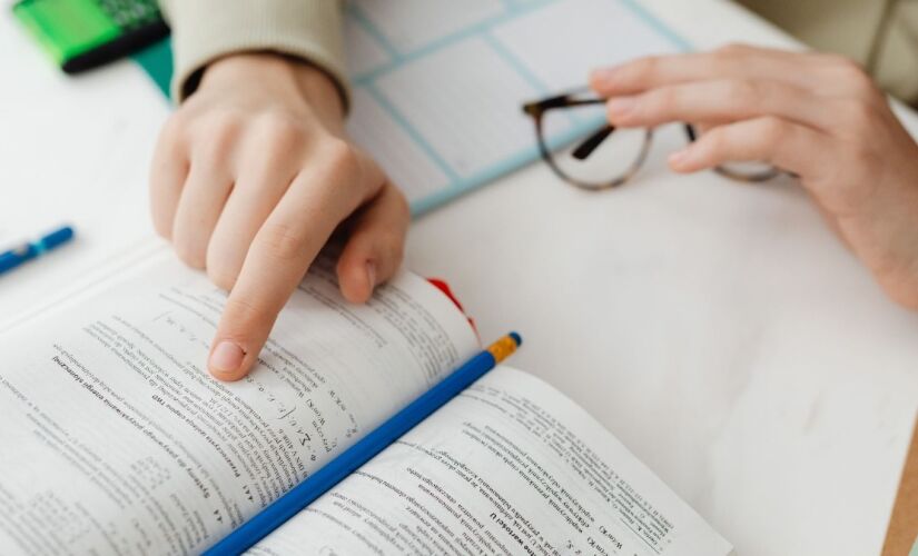 Retomar os padrões de sono e momentos de estudo ajuda a evitar contratempos quando as aulas recomeçam