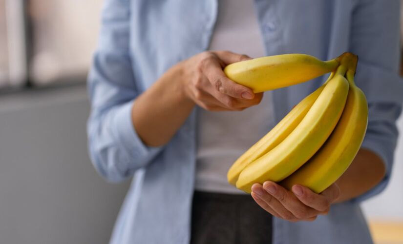 Bananas continuam amadurecendo mesmo após a colheita, entenda como retardar o processo