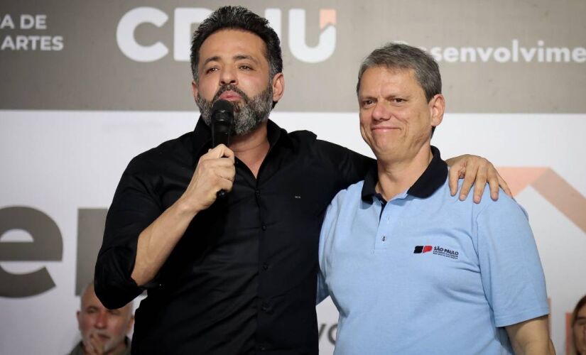 Ney Santos, ex-prefeito de Embu das Artes, ao lado do governador de São Paulo, Tarcísio de Freitas 