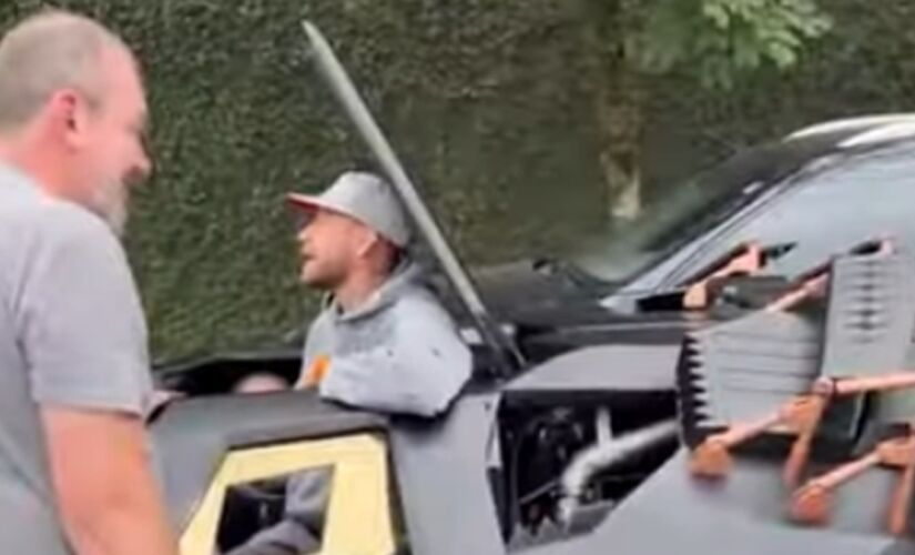 Neymar testa seu Batmóvel; carro não pode rodar em vias públicas